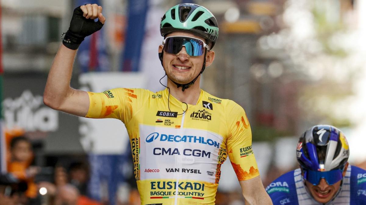 Seixas celebra su victoria en la etapa 5 de la Itzulia
