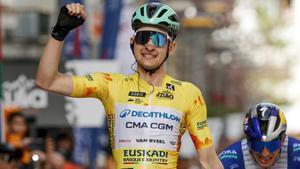 Seixas celebra su victoria en la etapa 5 de la Itzulia