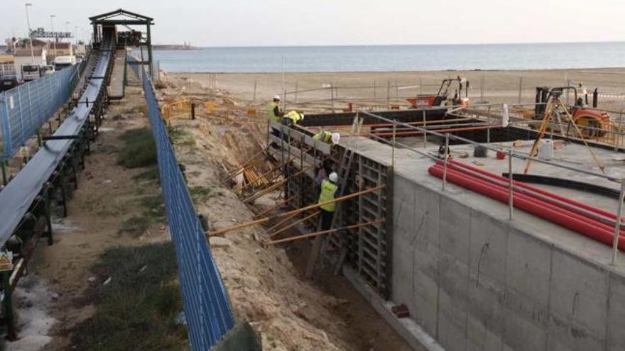 El alcalde dice que la desalinizadora iba a ahorrarse gastos destrozando la playa