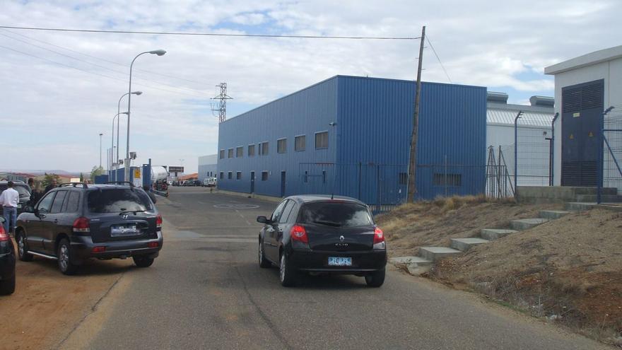 Trabajadores acceden en coche a las instalaciones de la fábrica del grupo en Toro. | LOZ