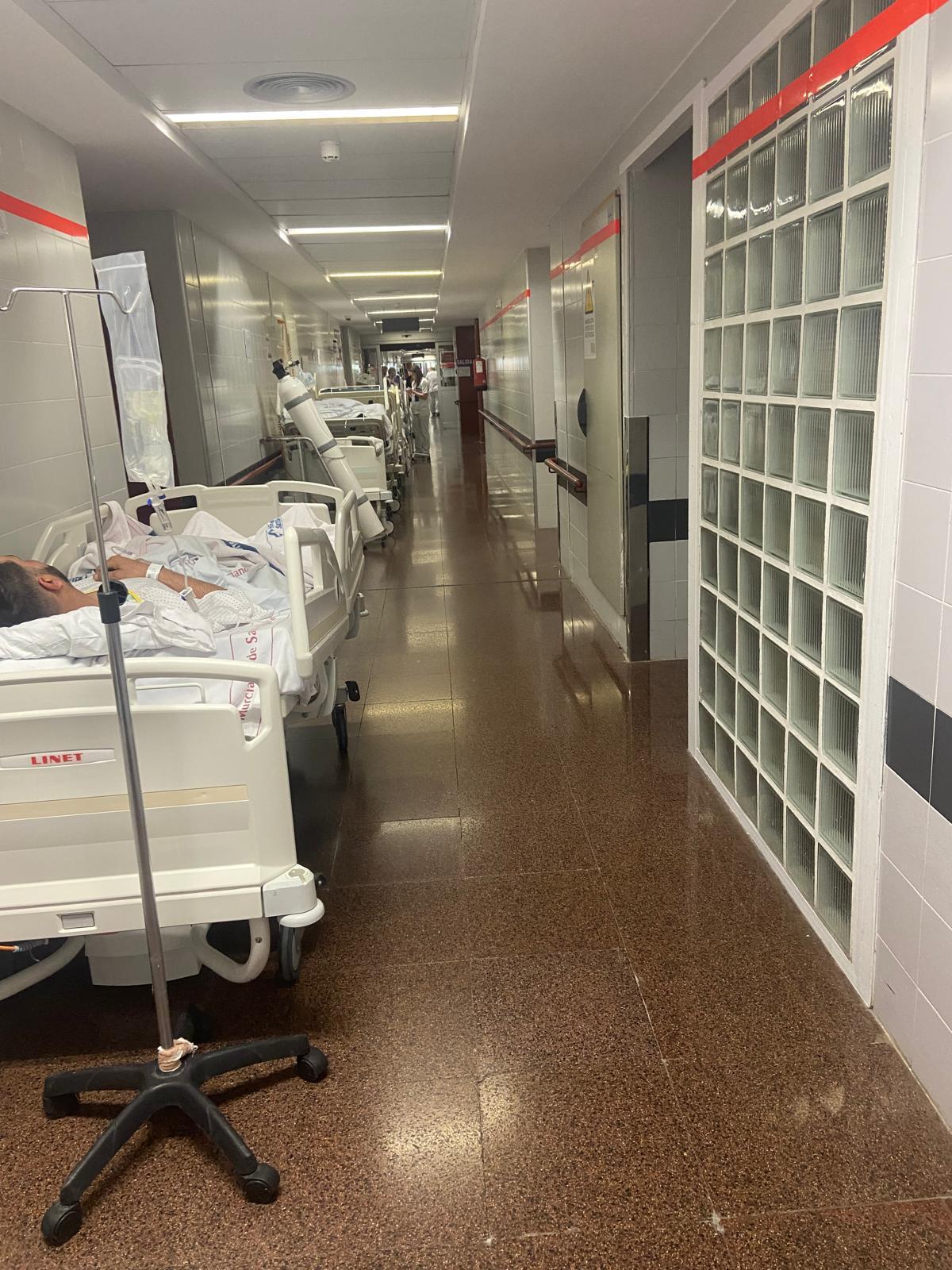Pacientes en los pasillos de Urgencias de la Arrixaca este martes.
