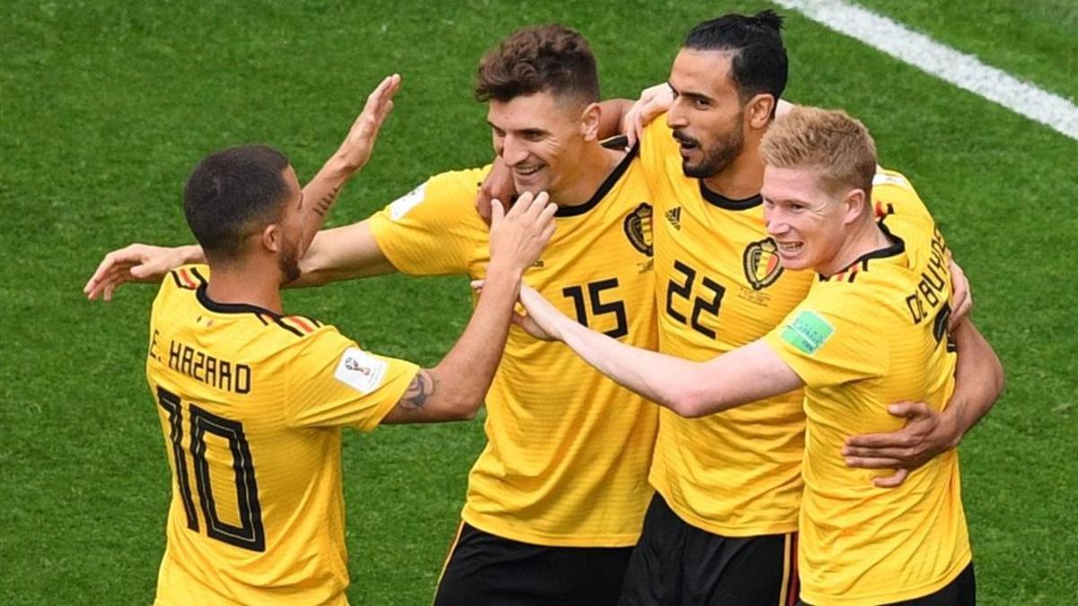 Meunier, felicitado por sus compañeros tras marcar el 1-0 a Inglaterra.