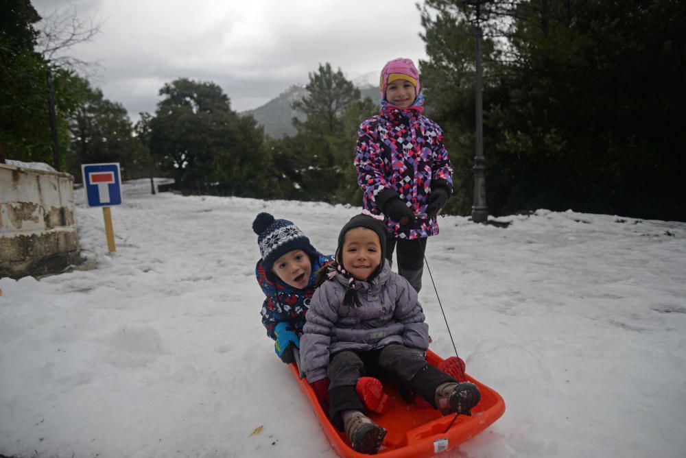 Los mallorquines salen a jugar con la nieve