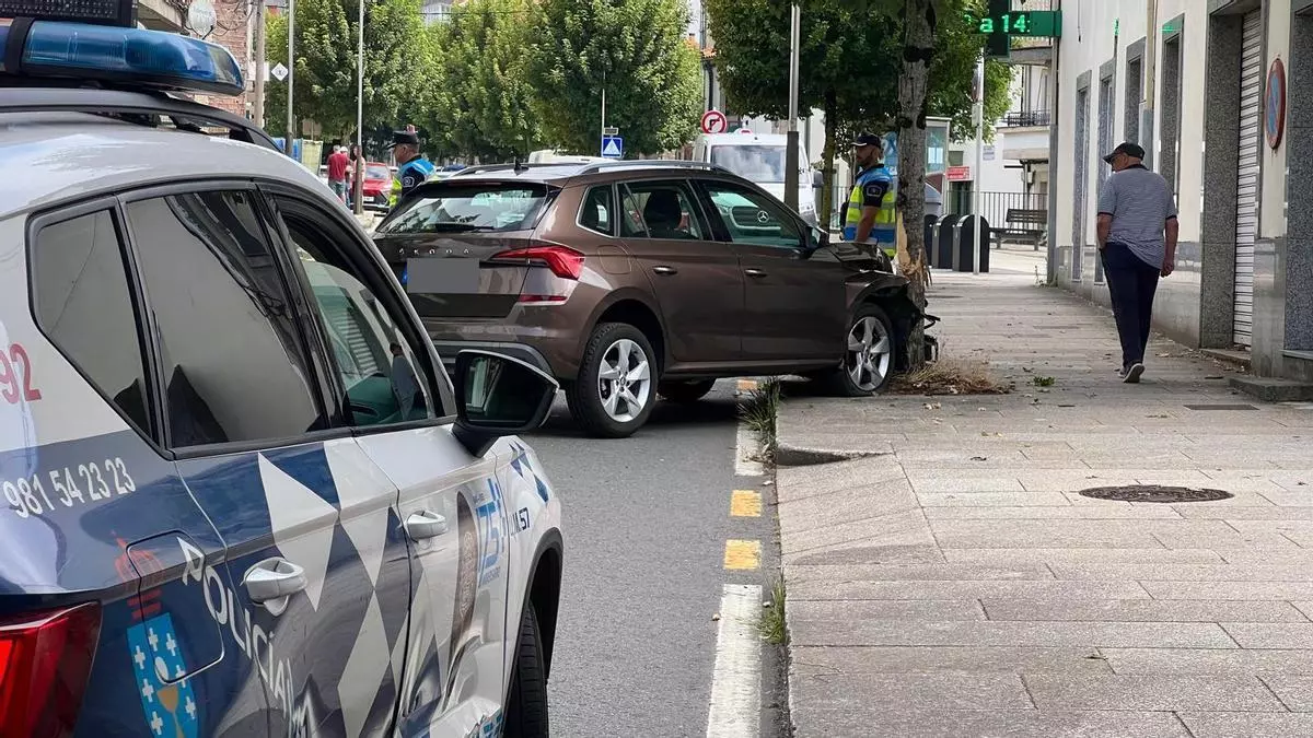 Accidente de tráfico en Santiago: un conductor sufre una indisposición y choca contra un árbol en el barrio Vista Alegre