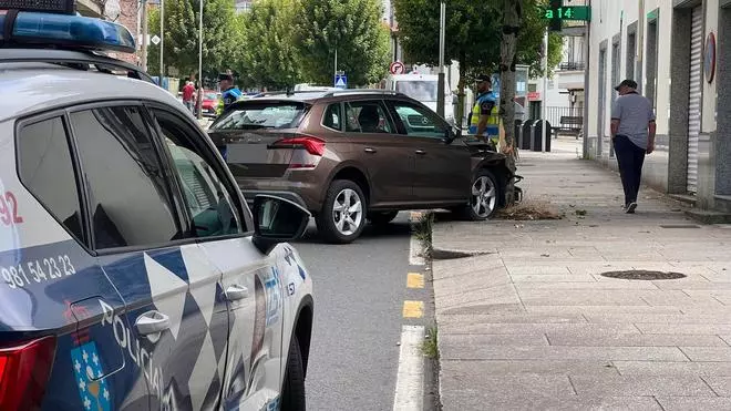 Un conductor sufre una indisposición y choca contra un árbol en el barrio Vista Alegre