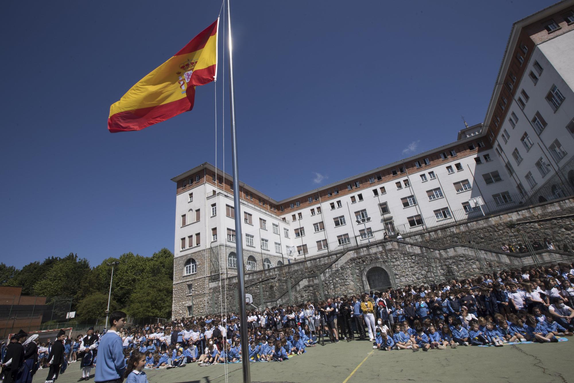 Izado de bandera en el colegio Santa María del Naranco