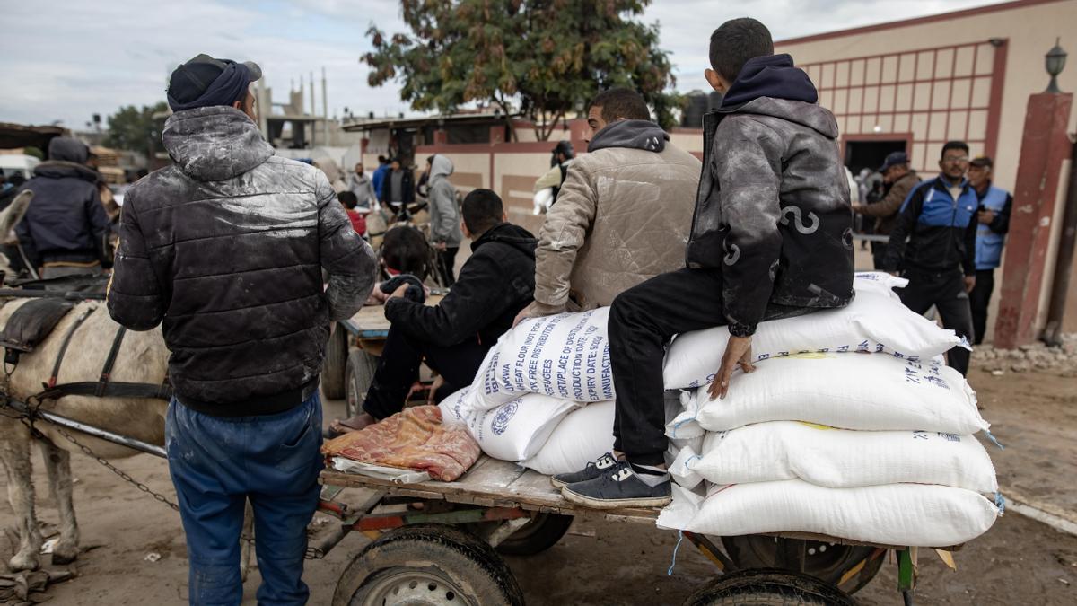 Refugiados palestinos recogen ayuda de la UNRWA en la ciudad de Gaza, el pasado miércoles.