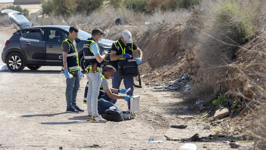 Encuentran el torso calcinado de una persona en un camino de Alicante