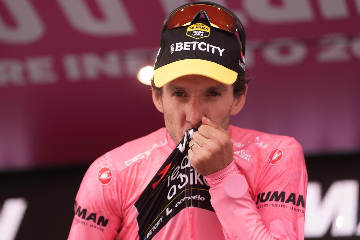 Simon Yates, con el jersey rosa que este domingo lucirá en Roma. Simon Yates, con el jersey rosa que este domingo lucirá en Roma.