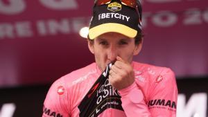Simon Yates, con el jersey rosa que este domingo lucirá en Roma.