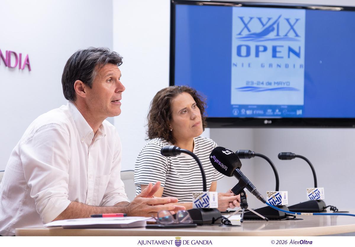 El concejal y la presidenta, en la presentación del Open NiE Gandia