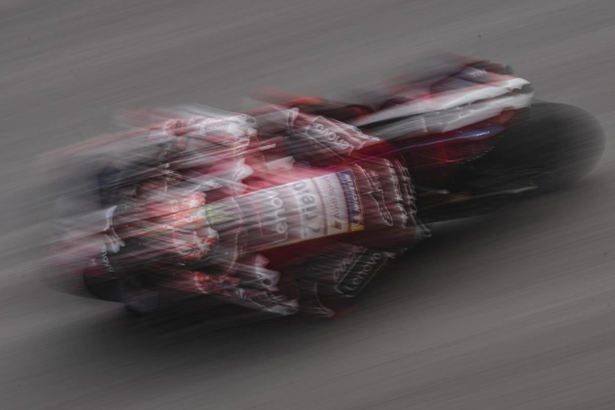 Marc Márquez (Ducati) va, a menudo, tan rápido, tan veloz, que puede llegar a parecer hasta difuminado.