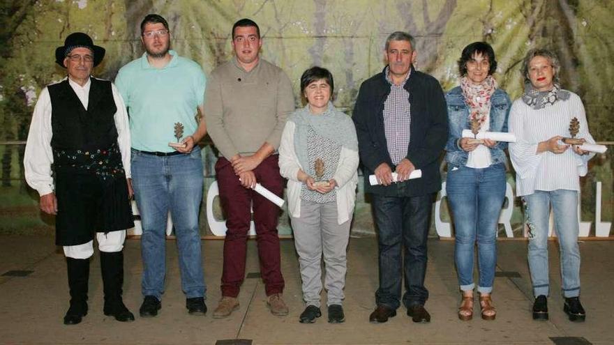 Los galardonados con sus premios sobre el escenario anoche. // Bernabé/ Luismy