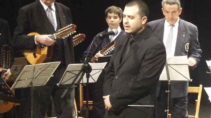 David Rivas, en primer plano, se dirige al público asistente a un concierto en el teatro Latorre. Foto