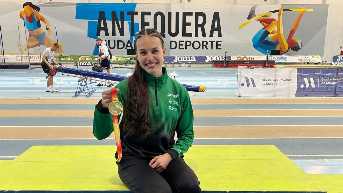 Carmen Avilés, tras ganar una medalla.