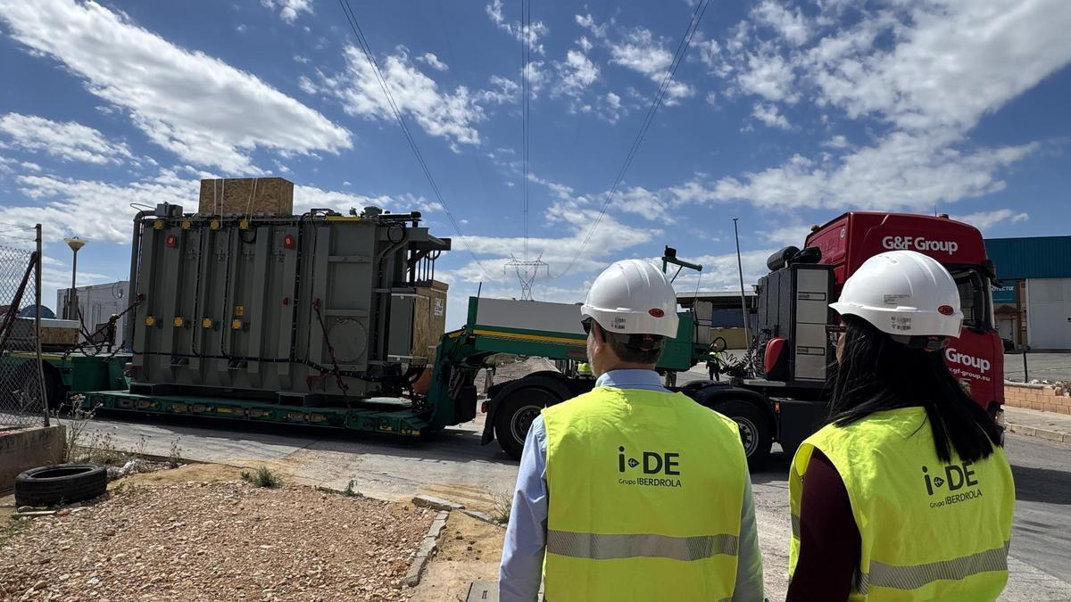 Llegada del nuevo transformador a subestación El Oliveral en Riba-roja de Túria.