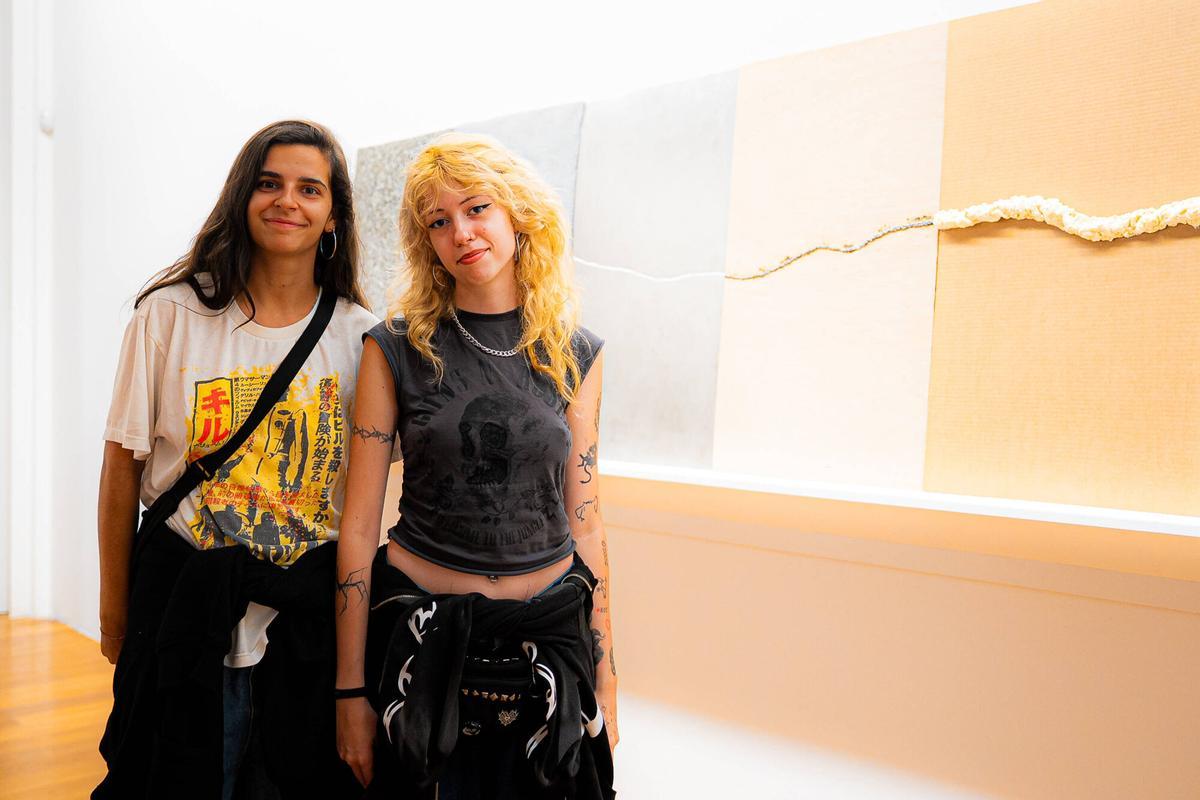 gente en el museo o marco