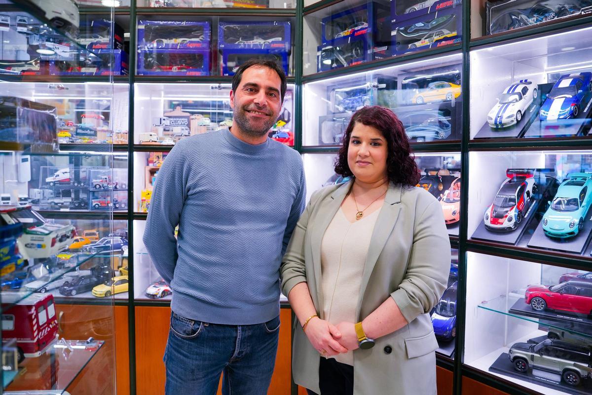 Juan Carlos y Caroline, en la tienda Fórmula Kit by XPM, en la Rúa Regueiro, calle perpendicular a la Gran Vía.