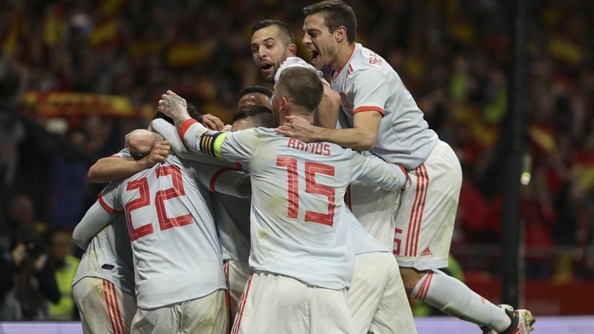 España celebra el sexto gol ante Argentina