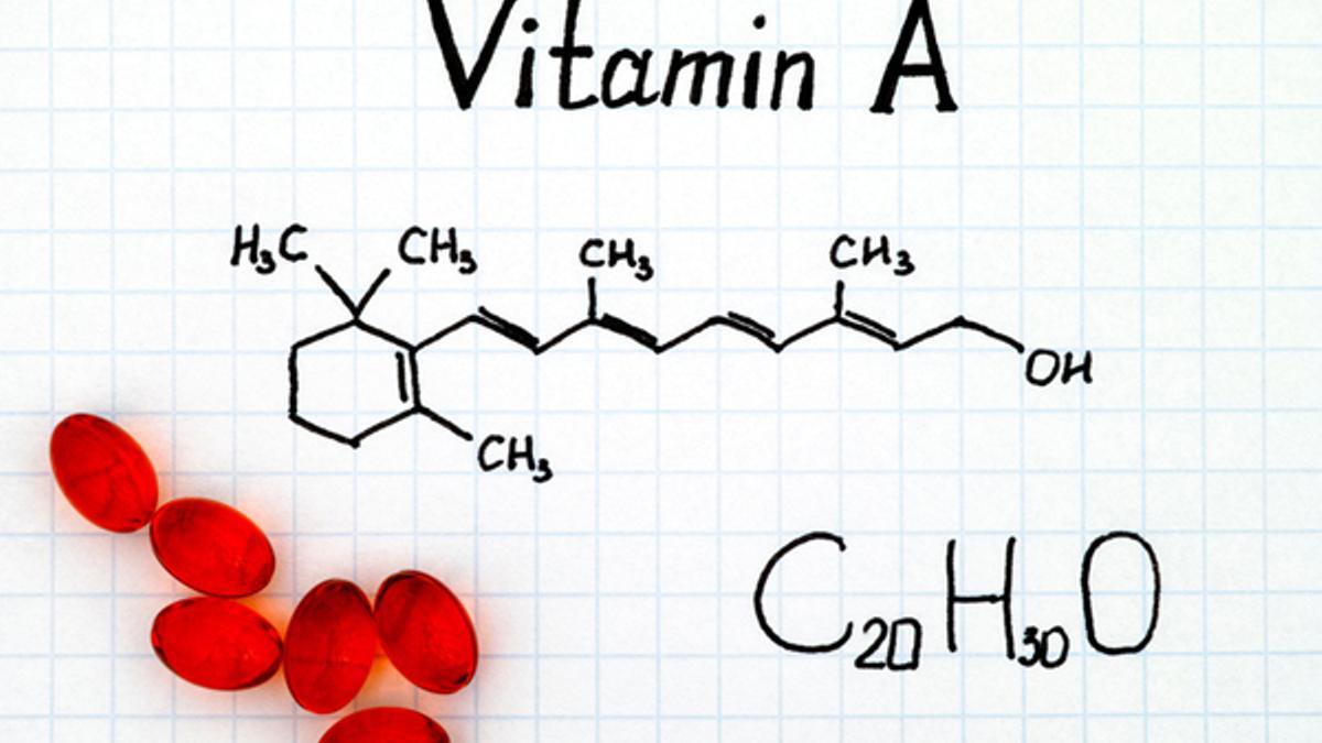 El retinol es la forma cosmética de la vitamina A y es de la familia de los retinoides