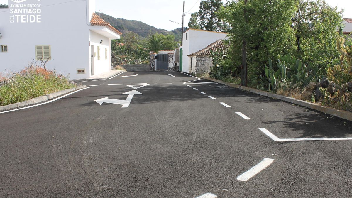 The mayor signs the acceptance of the asphalting works of El Hoyo street in Santiago del Teide