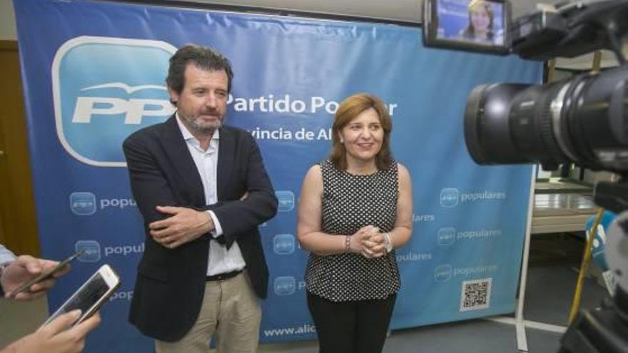 El presidente provincial del PP, José Císcar, junto a Isabel Bonig, durante un acto en Alicante.