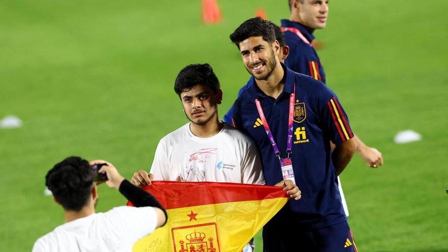 Marco Asensio posa junto a un aficionado en el &#039;media day&#039; de España en Qatar