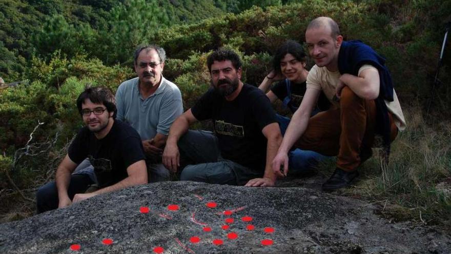 Membros de Capitán Gosende a carón do petróglifo do Maramighez.