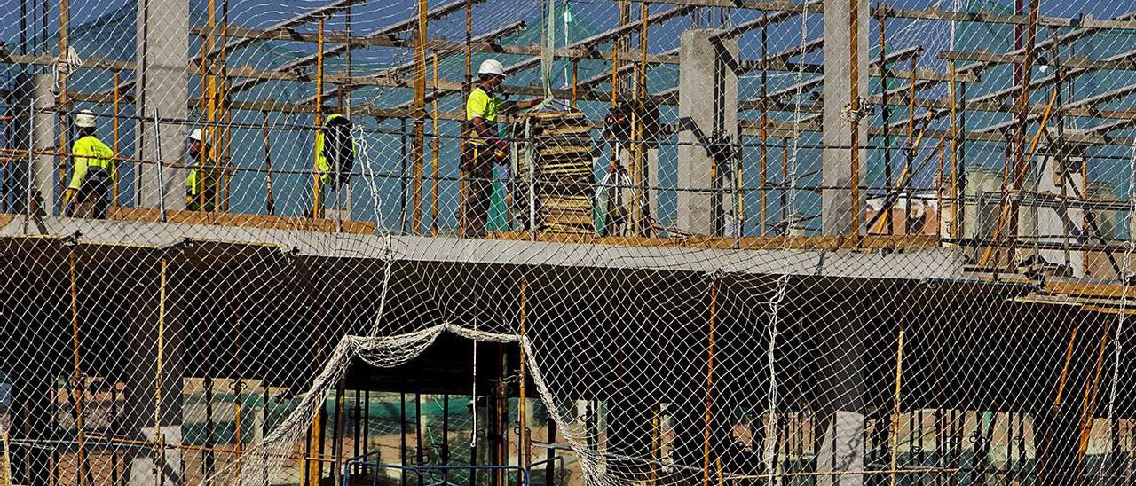 Un edificio en construcción en la ciudad de Alicante.