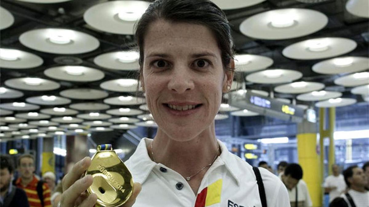 Ruth Beitia, posando con la medalla al llegar al aeropuerto de Madrid