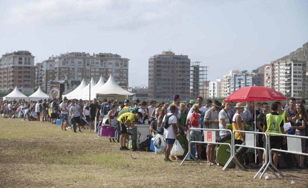 Los primeros campistas llegan al Medusa en Cullera