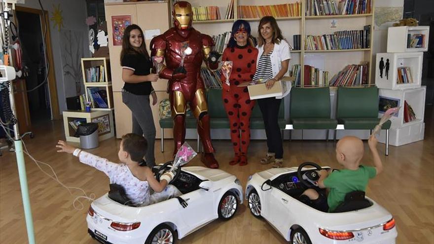 Iron Man, Spiderman y Lady Bug, con los niños del Reina Sofía