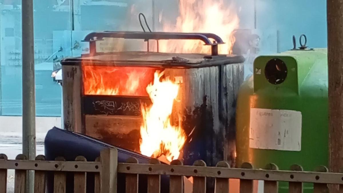 L'incendi del contenidor del carrer Josep Roca i Bros.