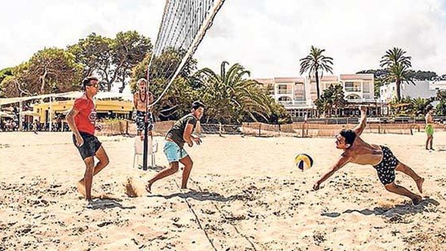 Dos acciones de los emocionantes partidos de voley que se disputaron el pasado fin de semana en Cala Llonga.