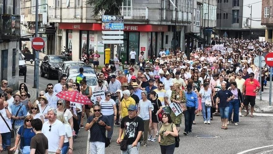 Más de 3.000 personas se manifiestan en Moaña, el día antes de la apertura del nuevo centro de salud, para exigir que tenga PAC: «El cemento no cura; curan los médicos»