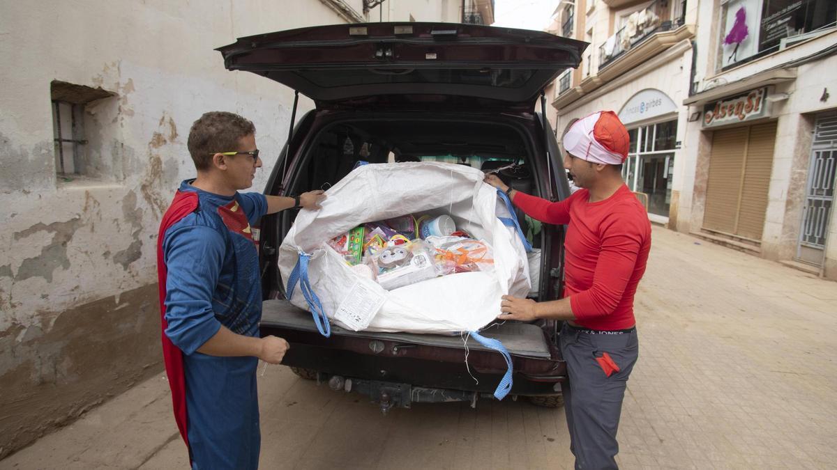 Los dos vecinos de Murcia muestran los juguetes que repartirán entre los menores.