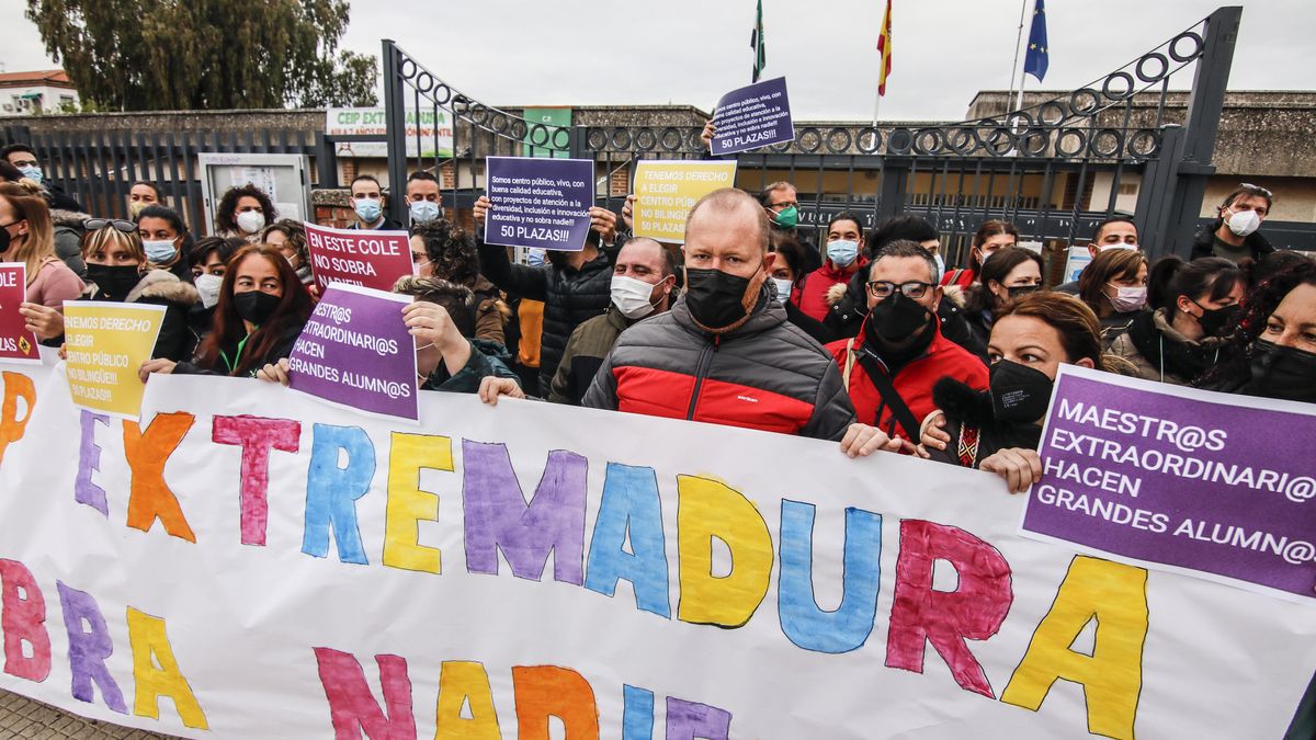 Una imagen de la concentración realizada ayer por la mañana en el colegio Extremadura.