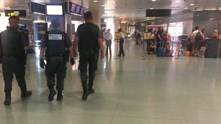 Agentes de la Guardia Civil antes del control de seguridad.