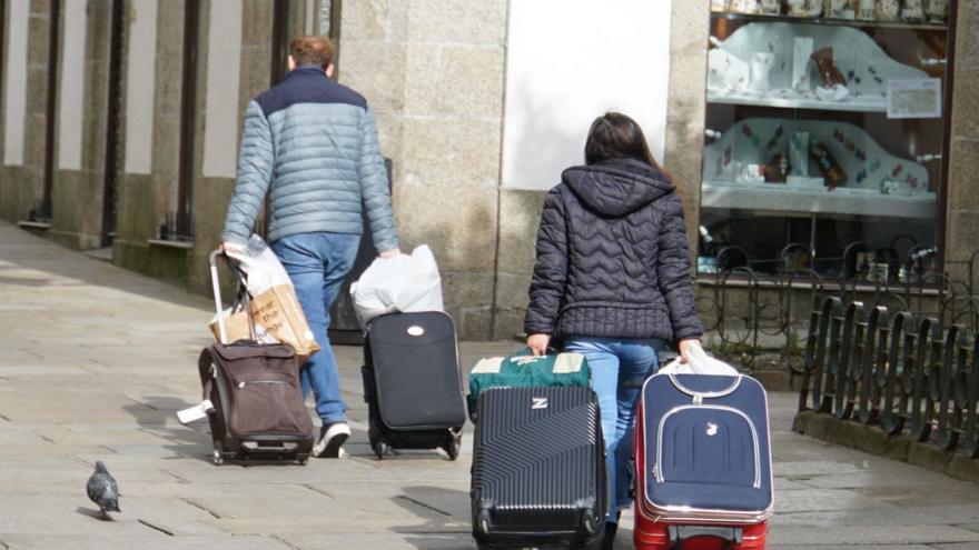 Turistas con maletas, en Santiago.