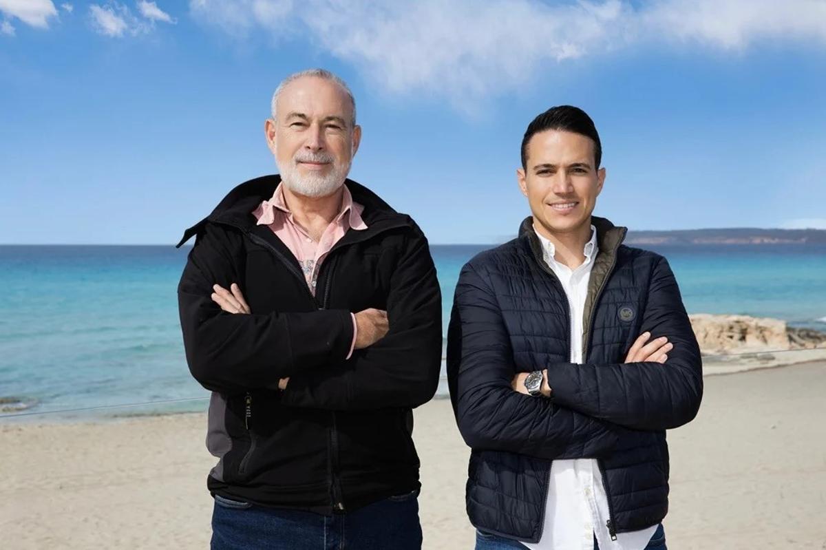Luis Riu Güell, consejero delegado de RIU, con su hijo mayor, Luis Riu Rodríguez, en Formentera.
