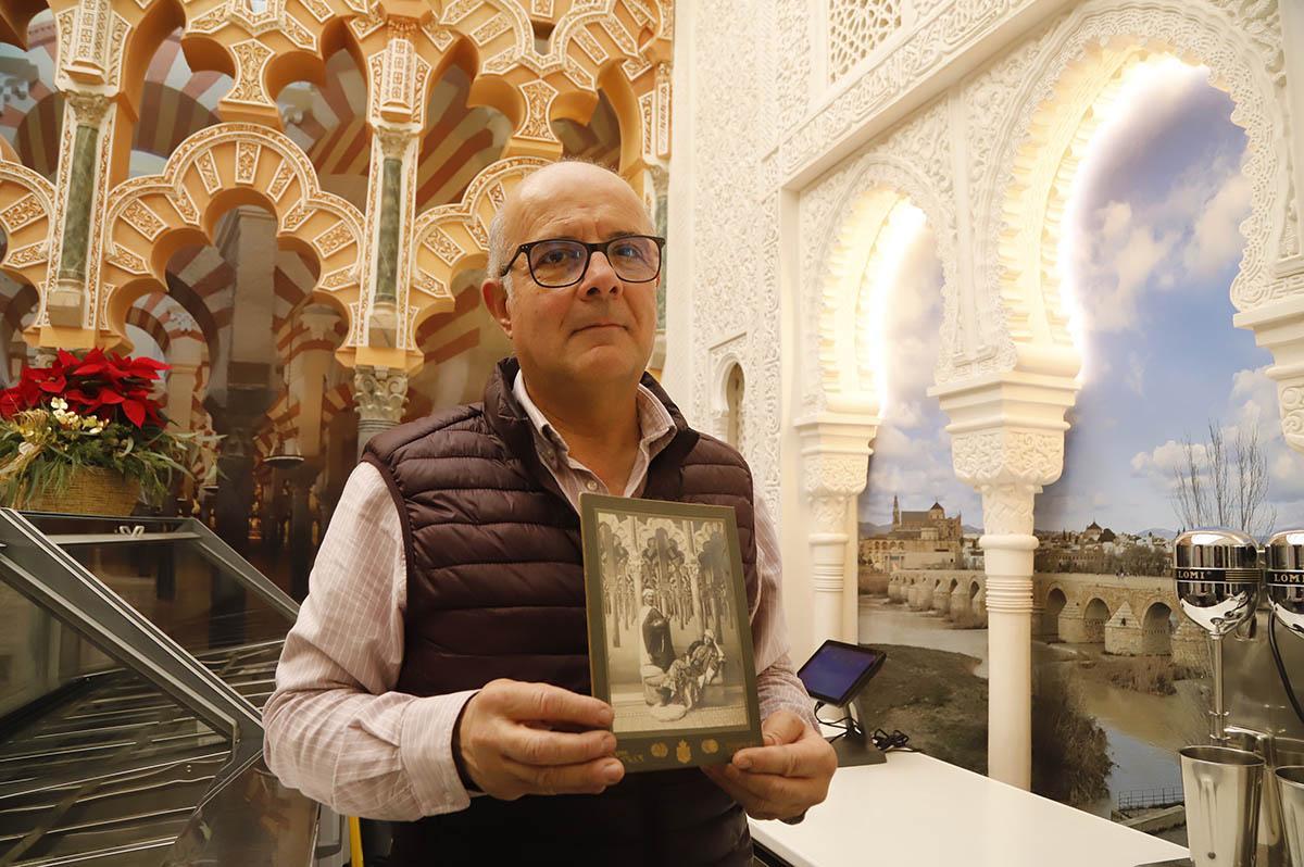 Daniel Garzón muestra uno de los retratos de su bisabuelo Daniel Garzón muestra uno de los retratos de su bisabuelo