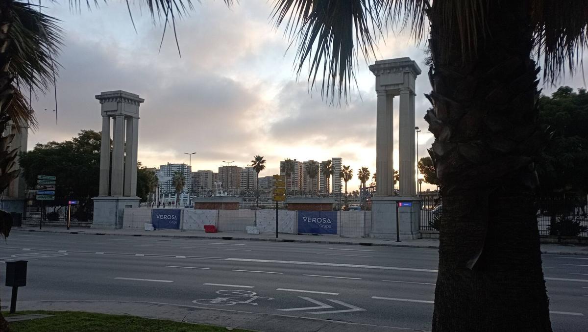 Obras en el Puerto de Málaga, donde irán las esculturas.