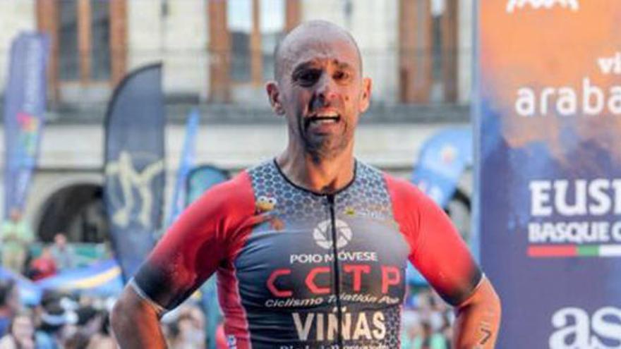 Indalecio Viñas, tras cruzar la meta en una dura competición de triatlón.