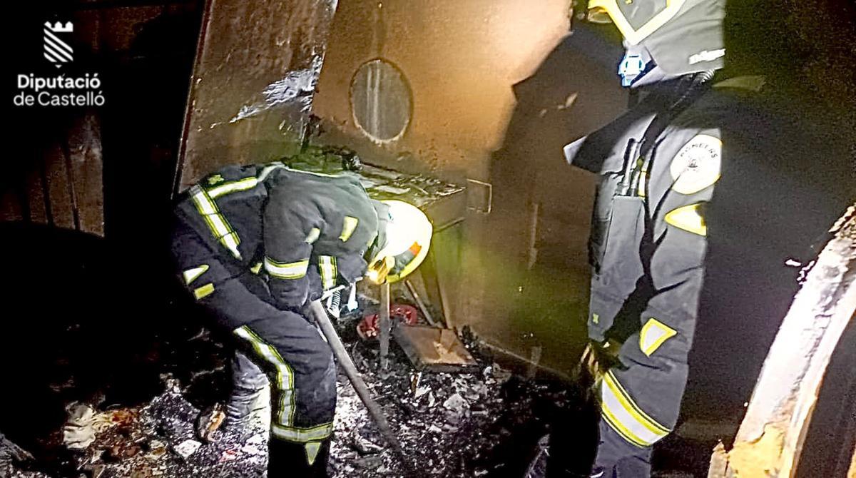Los bomberos, en plena extinción del incendio.