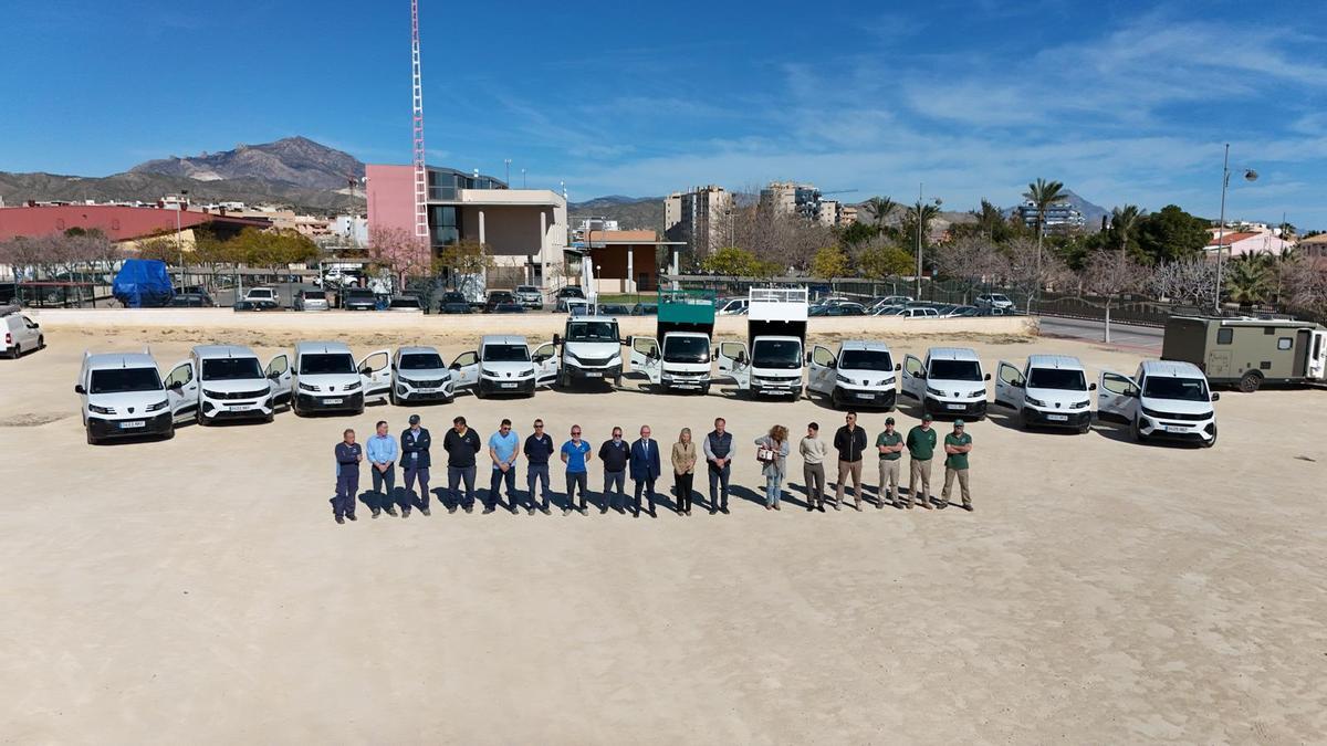 La renovada flota se ha expuesto en la explanada sita junto a la Jefatura de la Policía Local.