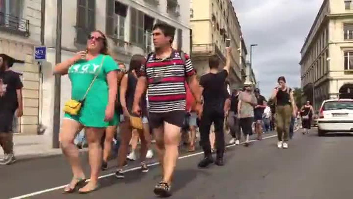 Distintos momentos de tensión y del despliegue de antidisturbios en Bayona, junto a Biarritz, por la celebración de la cumbre del G7.