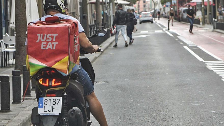 Multas de 200 euros para los repartidores a domicilio de Gran Canaria que circulen sin este objeto obligatorio: es una infracción grave