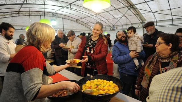 Gente en una Feira de Nadal do Galo de Curral, en la villa cruceña.