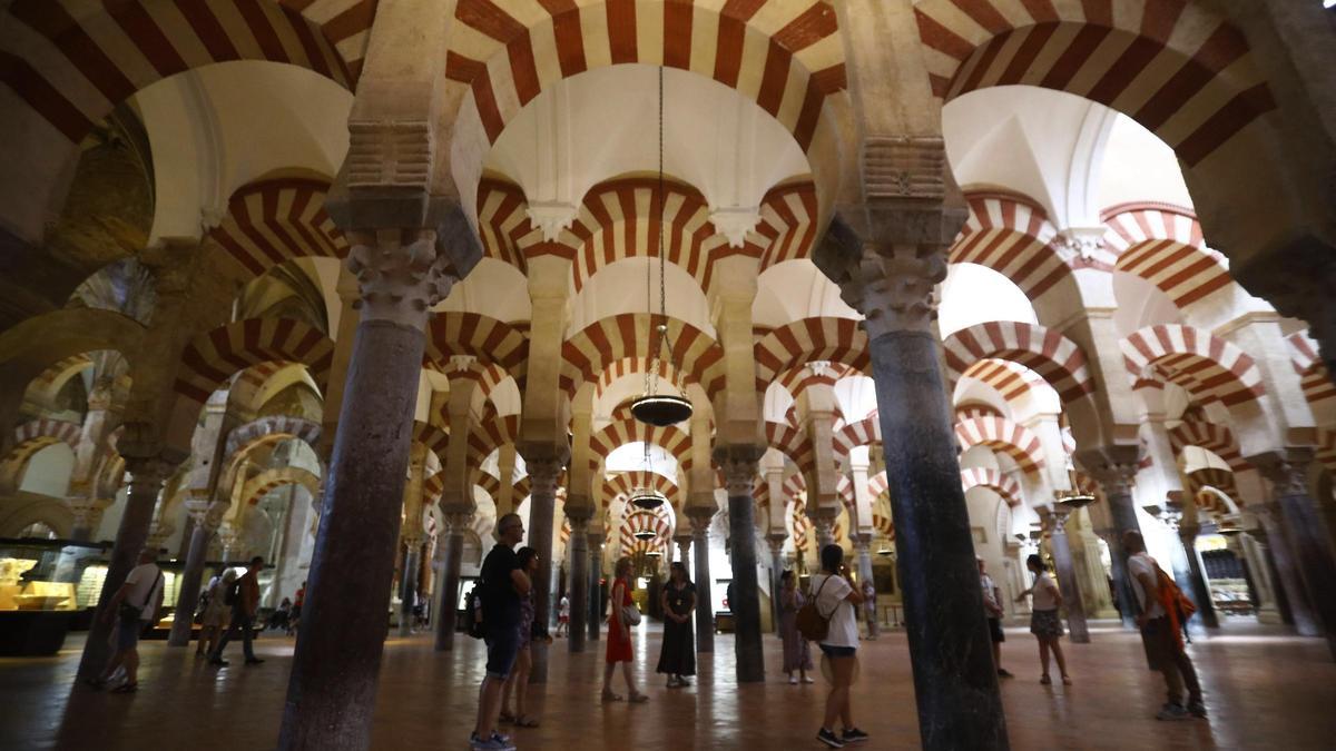 Un grupo de turistas contempla el bosque de columnas de la Mezquita-Catedral de Córdoba.