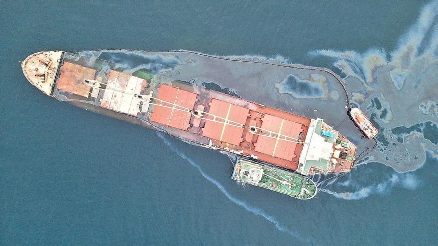 Oil leaking from bulk carrier off Gibraltar after tanker collision